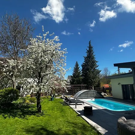 ベッド・アンド・ブレックファスト Garden Milesov Velemin